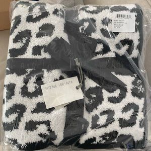NWT barefoot dreams in the wild blanket